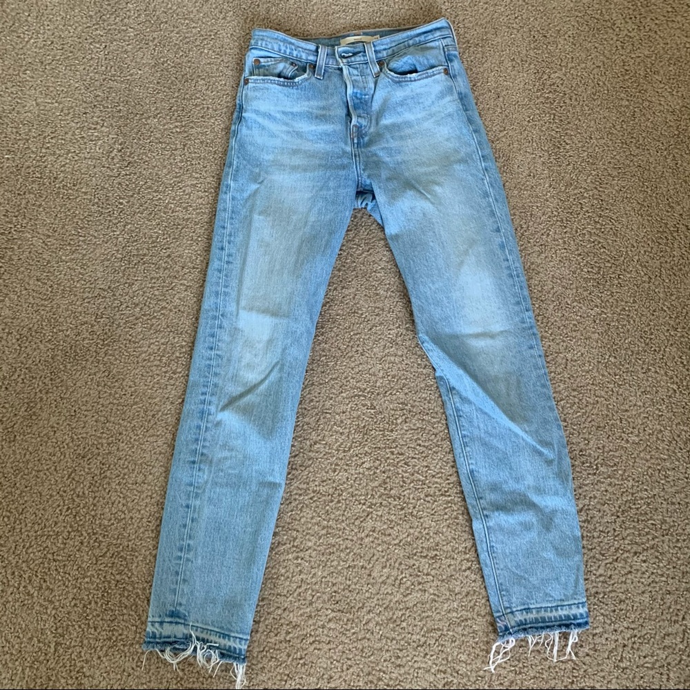 LEVI’S WEDGIE LIGHT WASH JEANS